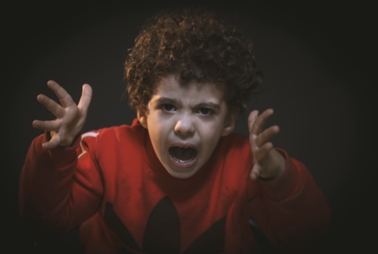 كيف نتعامل مع الطفل الغاضب “العصبي” ؟